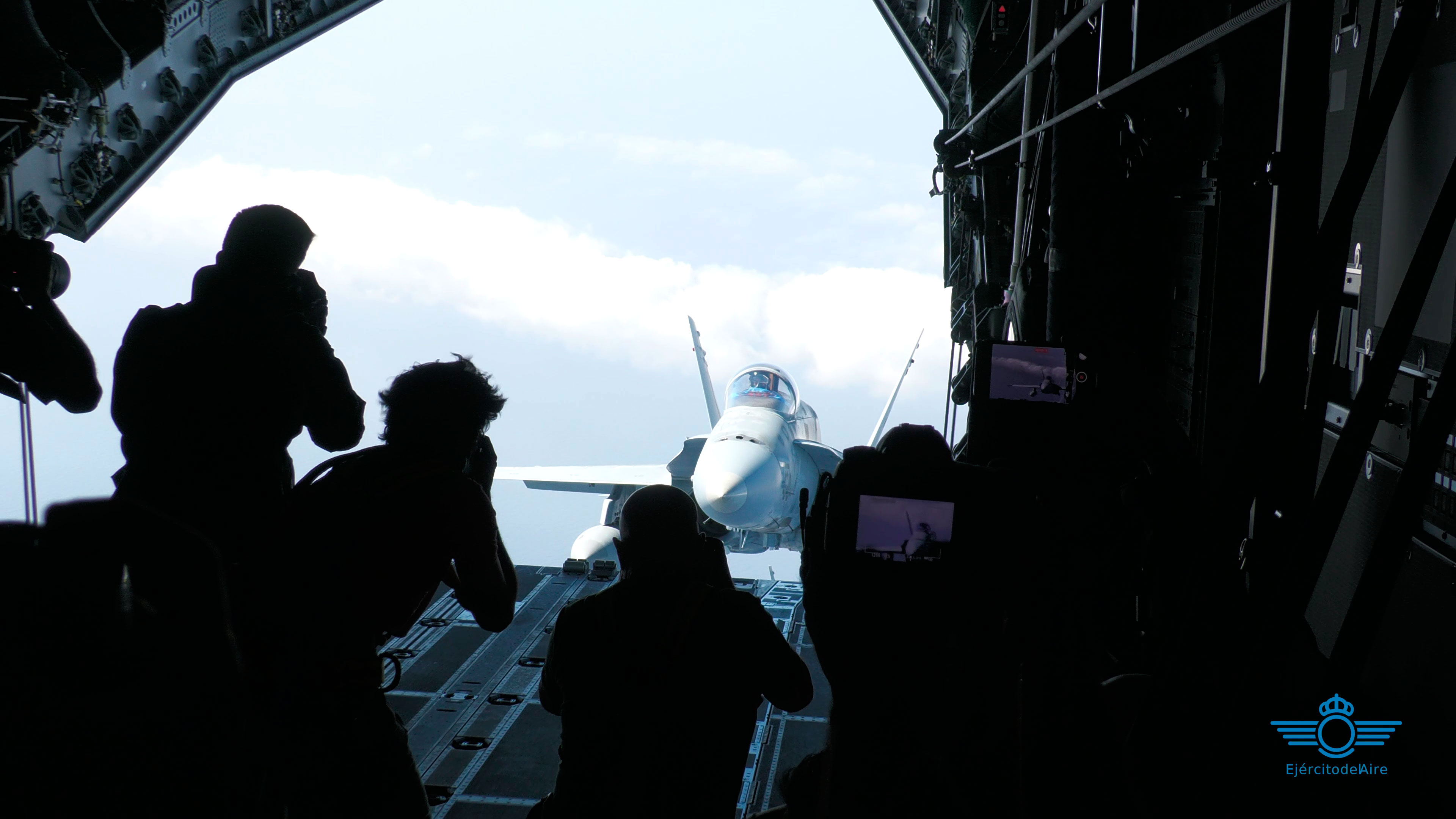 Periodistas grabando desde la rampa de un A400M