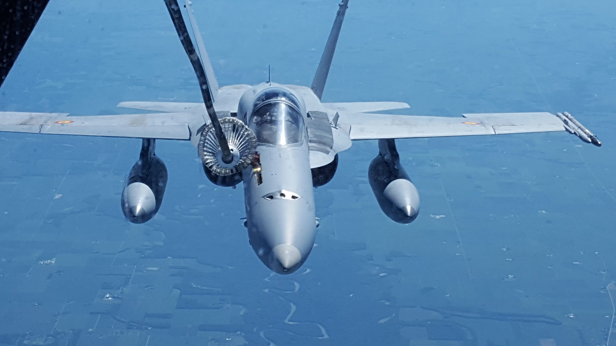 F-18 repostando en vuelo